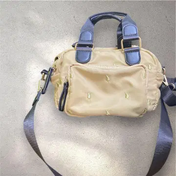 자수 들어간 베이지 나일론 숄더백