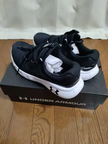 가격 인하 중 UNDER ARMOUR 블랙 스니커즈