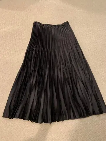23구 리타 차콜 그레이 새틴 플리츠 스커트 38 새상품급