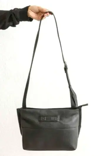 [ 새상품 ] ear PAPILLONNER 소가죽 플레이트 엠보싱 숄더백