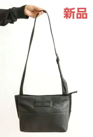 [ 새상품 ] ear PAPILLONNER 소가죽 플레이트 엠보싱 숄더백