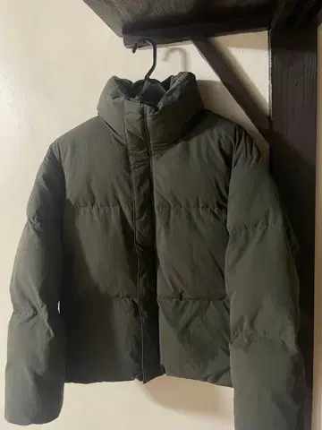 UNIQLO U 올리브 다운 자켓 숏 기장