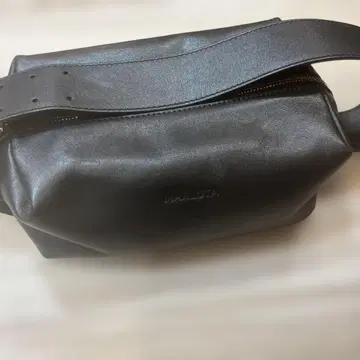 MARLOTA 블랙 가죽 박스 백