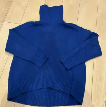 파랑 터틀넥 스웨터