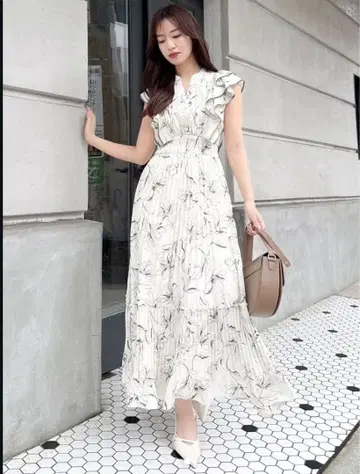 dazzlin 파이핑 플라워 플리츠 원피스