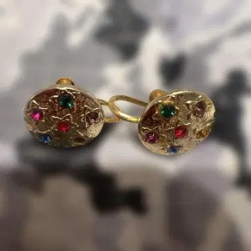 컬러풀 스톤이 달린 골드 컬러 오벌 귀걸이