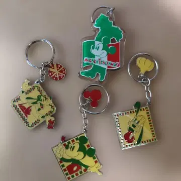 미키 이탈리아노의 미키 플루토, 구피의 키링 4개 세트