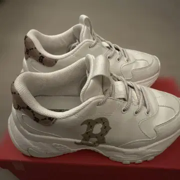 B 로고 화이트 스니커즈