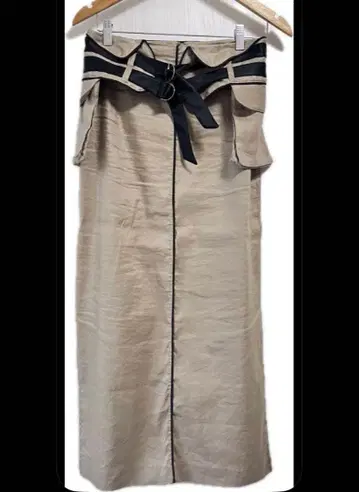 EBONY 맥시 길이 스커트 벨트 포켓 부착 센터 플리츠 베이지