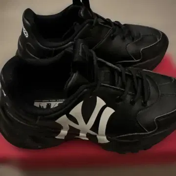 NY 양키스 블랙 스니커즈