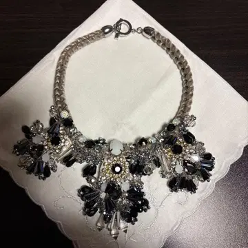 비쥬 장식의 목걸이