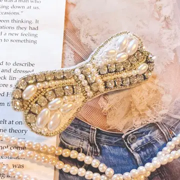 크리스탈 비쥬 x 펄 ribbon 브로치