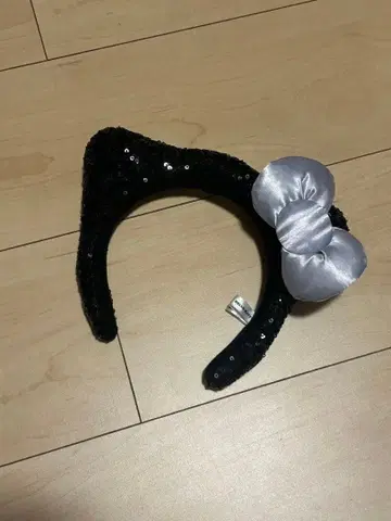 스팽글 블랙 머리띠 실버 리본