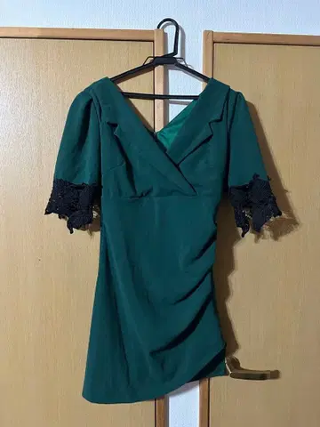 다크 그린 V넥 타이트 드레스