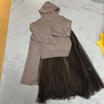 후드 부착 맨투맨과 리브 스커트 셋업