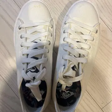 화이트 캔버스 스니커즈 로고