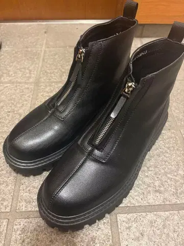 지퍼 달린 블랙 통굽 부츠