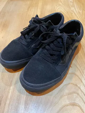 블랙 스웨이드 로우컷 스니커즈