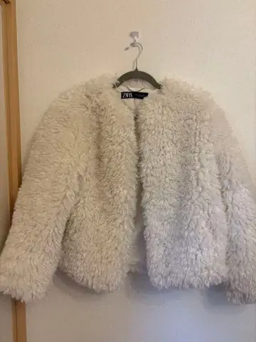 ZARA 보아 숏 자켓 화이트