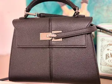 JW PEI / 라지 블랙 가죽 숄더백