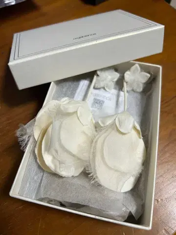 ORGABLANCA 카산드라 귀찌 화이트 꽃 모티브