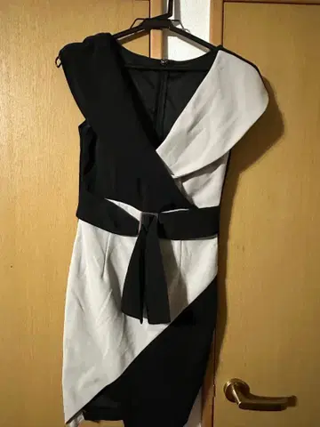 랩 스타일 드레스 블랙 화이트