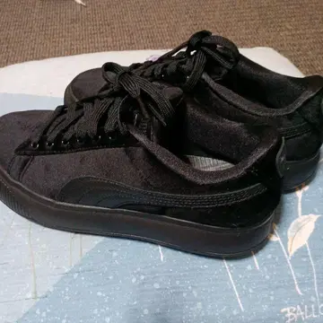 PUMA 블랙 스웨이드 스니커즈