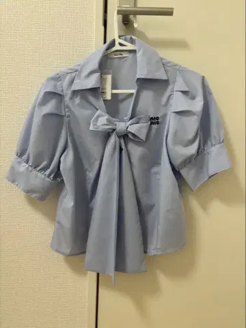 NICE CLAUP 스카이블루 리본 포함 셔츠 M 사이즈