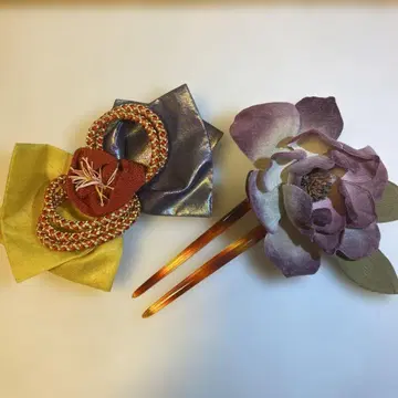 보라색 꽃과 리본 머리 장식