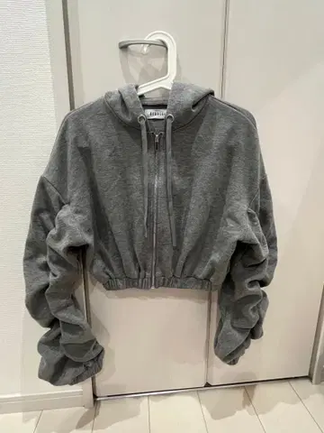 bubbles 크롭 후드티 볼륨 슬리브