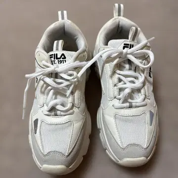 FILA 화이트 스니커즈