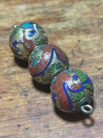 칠보 세공으로 만들어진 용 문양의 끈 조임 구슬??