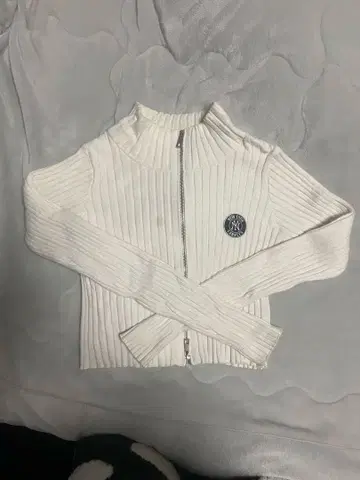 BTTF 화이트 리브 집업 스웨터