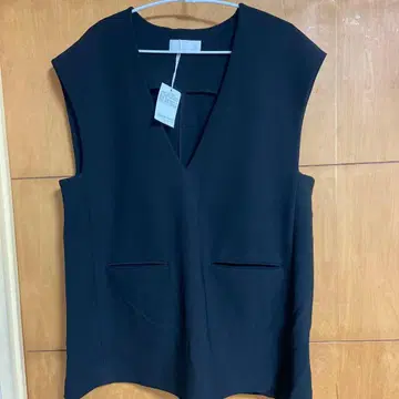 개럴개런트 블랙 V넥 베스트 미사용