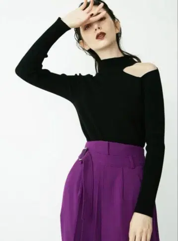 un3d. 스퀘어 컷 니트탑 블랙