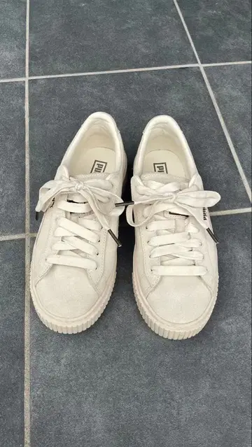 PUMA 화이트 스웨이드 스니커즈