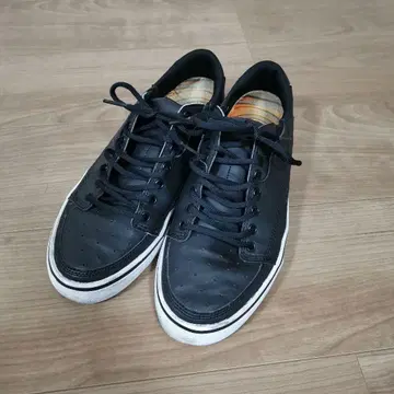 그라비스 스니커즈