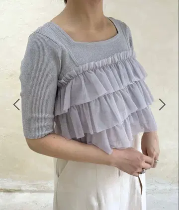 프릴 달린 그레이 반팔 상의