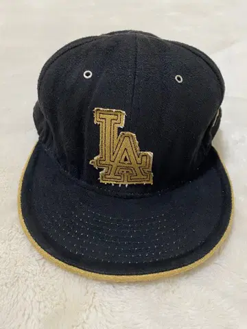 LA 자수 로고 블랙 스냅백 캡 7 1/4