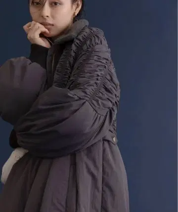 새상품 이번 시즌 완판템 에이미 로우 셔링 충전솜 롱 코트 다크 그레이