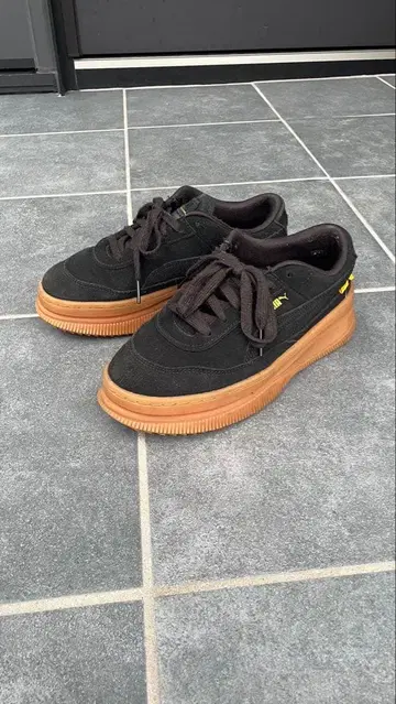 PUMA 블랙 스웨이드 통굽 스니커즈