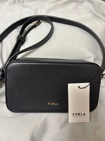 훌라 릴리 카메라백 크로스바디 택 포함