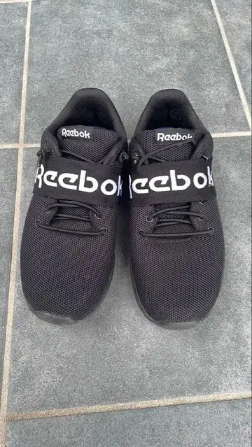 리복 블랙 스니커즈