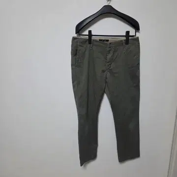 올리브 그린 치노 팬츠 플랩 포켓 부착