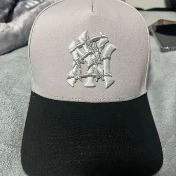 BY ANY MEANS 스냅백 캡