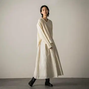 MAYSON GREY 메이슨 그레이 엠보 자카드 턱 플레어 스커트