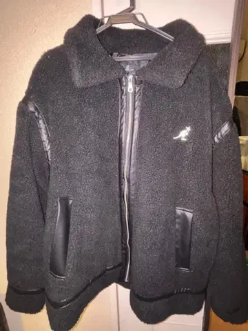 캥거루 로고 플리스 보아 자켓 블랙