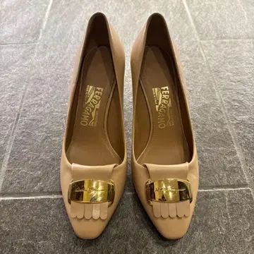 FERRAGAMO 베이지 하이힐 펌프스
