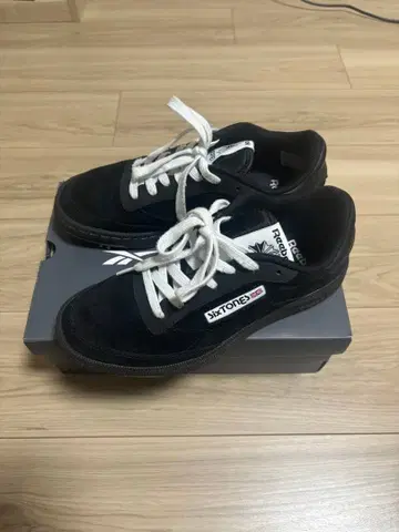 SixTONES 콜라보! Reebok 클럽 C 스니커즈 블랙