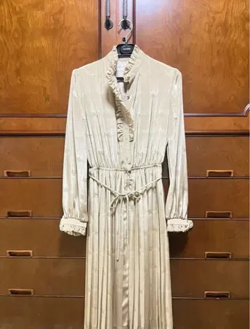 베티로사 프릴이 달린 크림색 롱 드레스